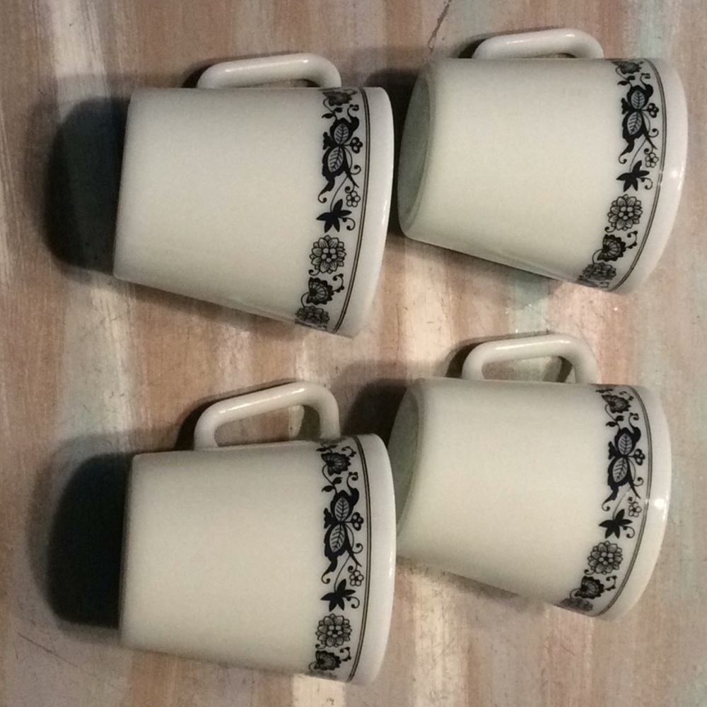 Four Pyrex coffee cups Old town blue